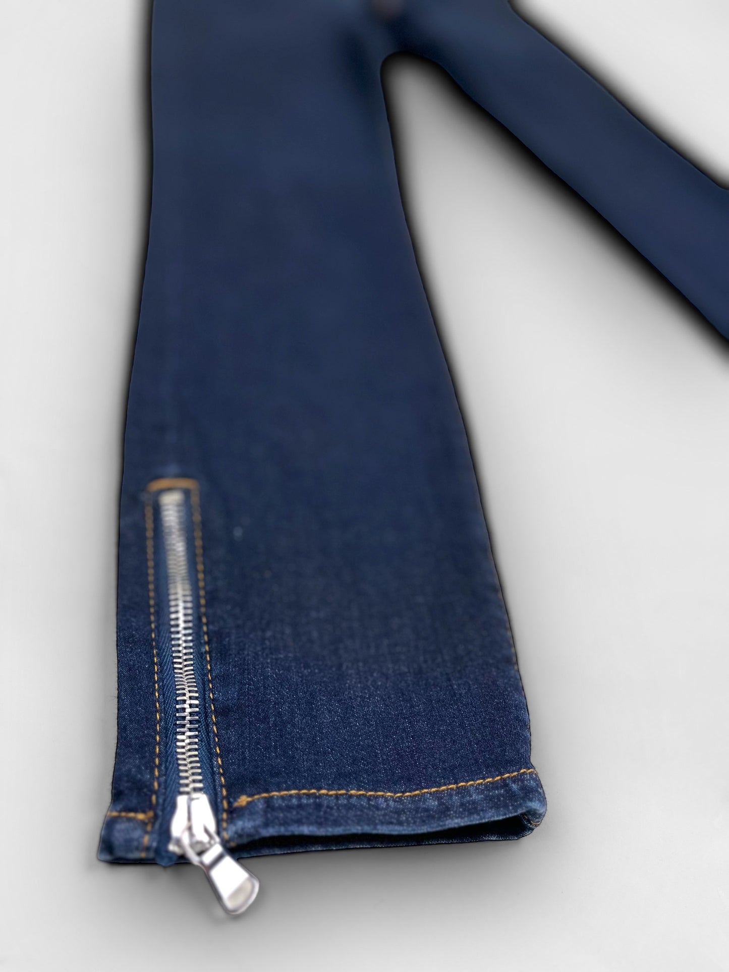 Z-MID-RISE ANKLE ZIP SKINNY IN DARK RINSE