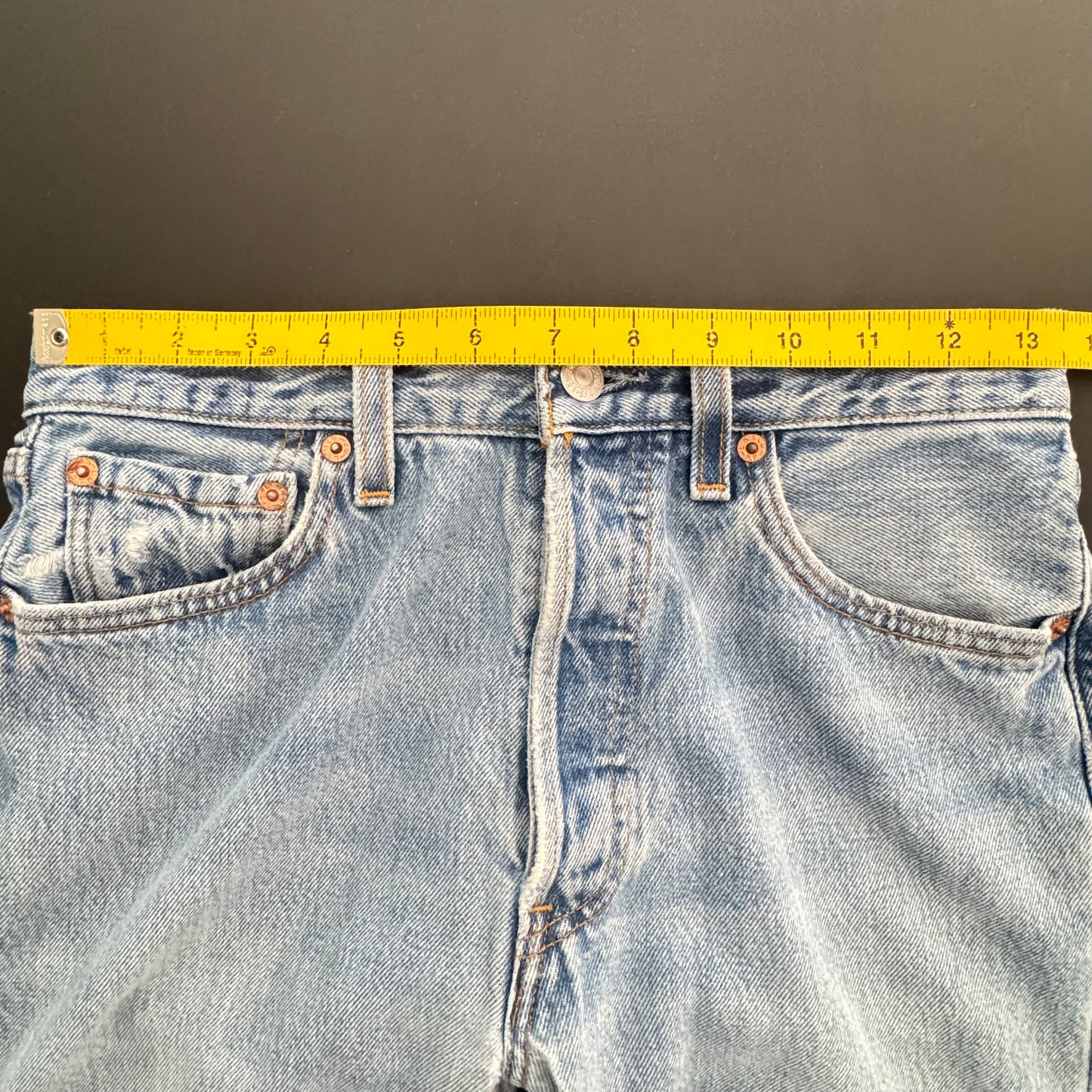 01 Levi’s 501 Jeans
